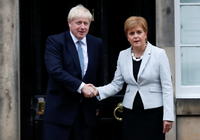Premierminister Boris Johnson und Ministerpräsidentin Nicola Sturgeon schütteln sich die Hände in Edinburgh, Schottland. Foto: Russell Cheyne/REUTERS
