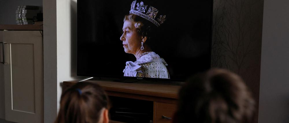 Kinder schauen Fernsehen, als der Tod von Königin Elizabeth II. verkündet wird.