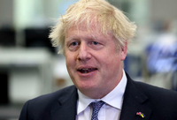 Boris Johnson, Premierminister von Großbritannien, bei einem Besuch in Nordirland beim Waffenhersteller Thales. Johnson hat ein Gesetzgebungsverfahren angekündigt, um notfalls die Vereinbarungen mit der EU über den Brexit-Status Nordirlands auszuhebeln. Foto: Liam Mcburney/PA Pool/AP/dpa