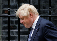 Boris Johnson beim Verlassen der Downing Street 10. Foto: REUTERS/John Sibley