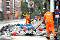 Neujahrseinsatz: Überall in der Stadt beseitigen BSR-Mitarbeiter die Reste des Festes, hier in Mitte. Foto: Lars von Törne