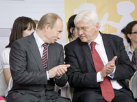 Der damalige Außenminister Frank-Walter Steinmeier 2009 mit Wladimir Putin. Foto: imago/photothek