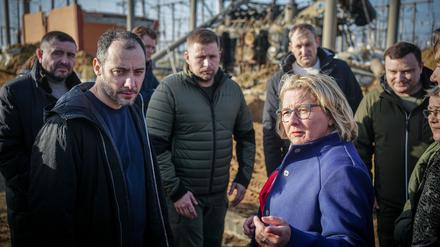 Svenja Schulze steht in der Nähe von Odessa vor einem von russischen Raketen zerstörten Umspannwerk.