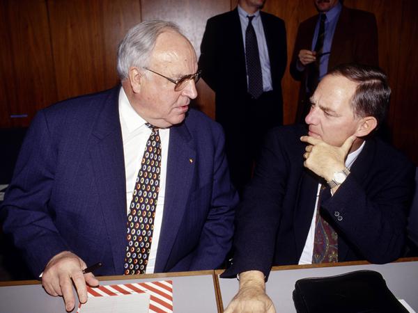 Im Austausch: Helmut Kohl und Wolfgang Schäuble bei einer Sitzung der CDU/CSU-Bundestagsfraktion im November 1994. 