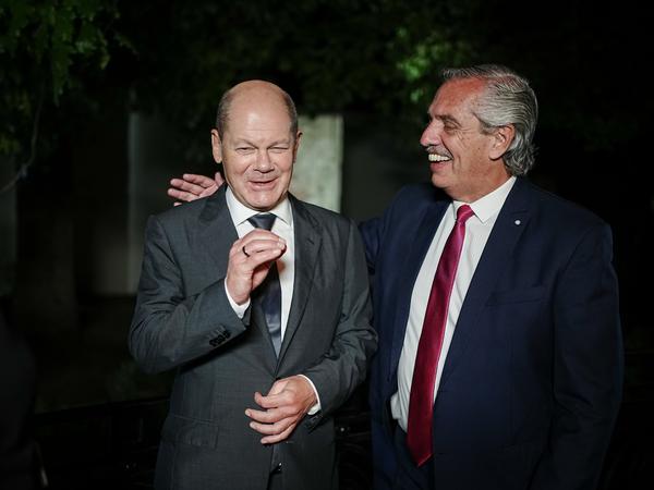 Bundeskanzler Olaf Scholz (l, SPD) und Alberto Angel Fernandez, der Präsident von Argentinien in Buenos Aires. 