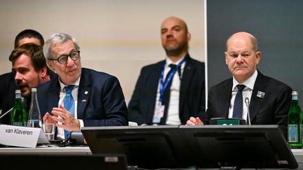 : Bundeskanzler Olaf Scholz (r, SPD) und Alberto van Klaveren Stork (3.v.l), Außenminister von Chile, sitzen während der Weltklimakonferenz der Vereinten Nationen (COP28) bei der Veranstaltung „Climate Club Full Launch“ nebeneinander. 