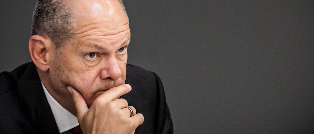 Bundeskanzler Olaf Scholz (SPD) schaffe es nicht, sich als Stabilitätsanker zu positionieren, sagt der Demoskop Manfred Güllner.