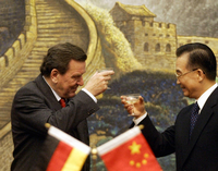 Von seiner China-Politik scheint sich die SPD zu emanzipieren: Gerhard Schröder prostet 2004 dem chinesischen Premierminister Wen Jiabao in Bejing zu. Foto: DDP