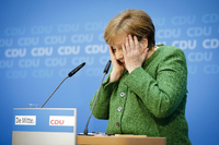 Angela Merkel auf einer Pressekonferenz im Jahr 2018, nachdem sie Annegret Kramp-Karrenbauer als künftige CDU-Generalsekretärin vorgeschlagen hatte. Foto: imago/photothek