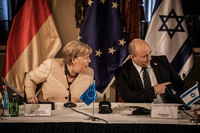 In aller Freundschaft: Merkel trifft bei ihrem letzten offiziellen Israel-Besuch Premier Bennett. Foto: Ronen Zvulun/dpa