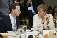 Facebook-Gründer Mark Zuckerberg spricht in New York mit Bundeskanzlerin Angela Merkel am Rande des UN-Gipfels über Nachhaltigkeit. dpa
