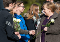 Bundeskanzlerin Angela Merkel (CDU) legt am 4. November am Gedenkort für die NSU-Opfer eine Rose nieder. Zuvor war der für das erste NSU-Opfer, Enver Simsek, gepflanzte Baum geschändet worden. Foto: Robert Michael/dpa
