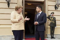 Bundeskanzlerin Angela Merkel (CDU) sprach mit Wolodymyr Selenski im Sommer bei einem Besuch in Kiew. Foto: dpa