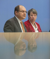 Landwirtschaftsminister Christian Schmidt und Umweltministerin Barbara Hendricks bei einer Pressekonferenz im Jahr 2015. Foto: imago/photothek