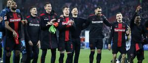 Partystimmung am Rhein. Als die Leverkusener ihren Sieg gegen den FC Bayern München feierten, war Trainer Xabi Alonso mittendrin.