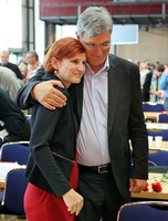 Das Spitzen-Duo der Linken, Janine Wissler und Dietmar Bartsch, mit dem Wahlprogramm ihrer Partei. Foto: Kay Nietfeld/dpa