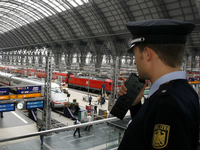 Ein Beamter der Bundespolizei im Hauptbahnhof von Hannover (Archivbild). Foto: Holger Hollemann/dpa