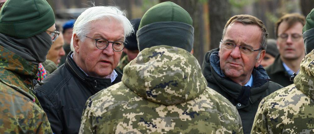 Bundespräsident Frank-Walter Steinmeier und Bundesverteidigungsminister Boris Pistorius sprechen auf dem Truppenübungsplatz Klietz mit ukrainischen Soldaten. 