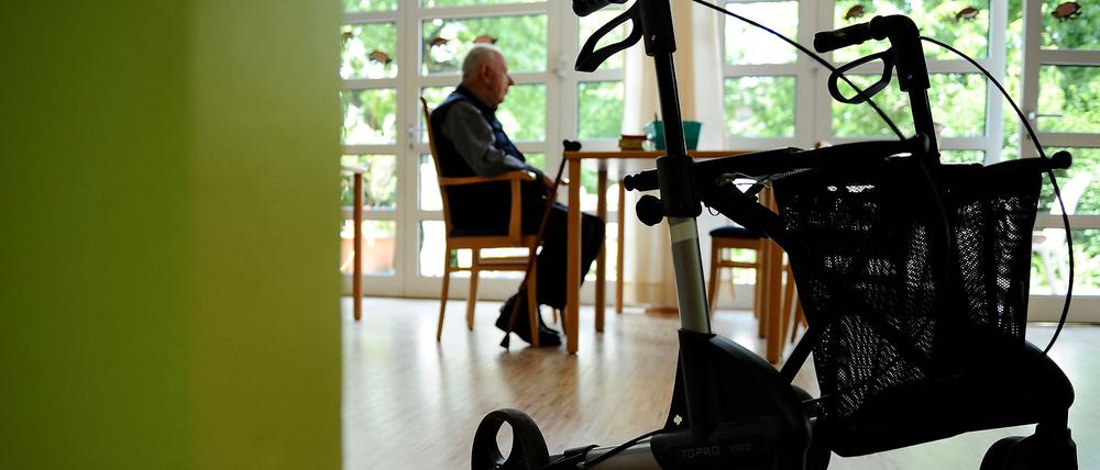 Ein Rollator steht in Münster im Aufenthaltsraum einer Pflegeeinrichtung für Senioren.