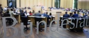 Die Vertreter der Bundesländer sitzen in der Sondersitzung vom Deutschen Bundesrat zum Regierungsentwurf für einen Nachtragshaushalt 2023. 