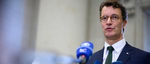Nordrhein-Westfalens Ministerpräsident Hendrik Wüst dringt auf eine bundesweite und möglichst auch europaweite Angleichung von Asylbewerberleistungen.