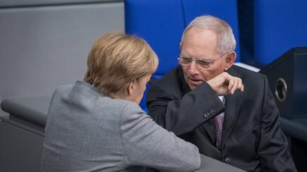 Wolfgang Schäuble (rechts) mit Angela Merkel 2019 im Bundestag.