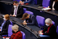 Gesundheitsminister Karl Lauterbach verfolgte die Debatte in der SPD-Fraktion, oft war er aber mehr mit seinem Telefon beschäftigt. Foto: Michele Tantussi/REUTERS