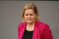 Christine Lambrecht (SPD), Verteidigungsministerin, sitzt sinnierend im Bundestag. Foto: dpa