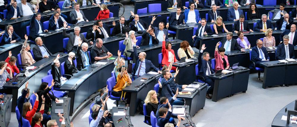 Die Regierungsfraktionen von SPD, Bündnis 90/Die Grünen und FDP enthalten sich nach der Debatte über die Einsetzung eines Cum-Ex-Untersuchungsausschusses in der Plenarsitzung im Deutschen Bundestag.