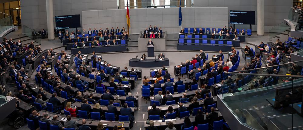 Letztlich entscheidet der Bundestag über den Haushalt. Die Regierung schlägt aber das Vorgehen vor.