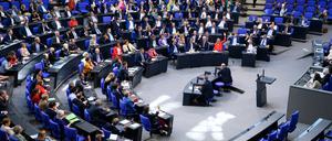 Bundestagsabgeordnete sitzen in der Plenarsitzung im Deutschen Bundestag.