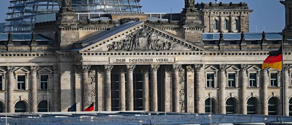 Blick vom Bundeskanzleramt auf die Kuppel von dem Reichstagsgebäude mit dem Bundestag.