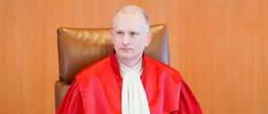 Holger Wöckel, neuer Richter des Zweiten Senats des Bundesverfassungsgerichts (BVerfG), sitzt im Verhandlungssaal. 