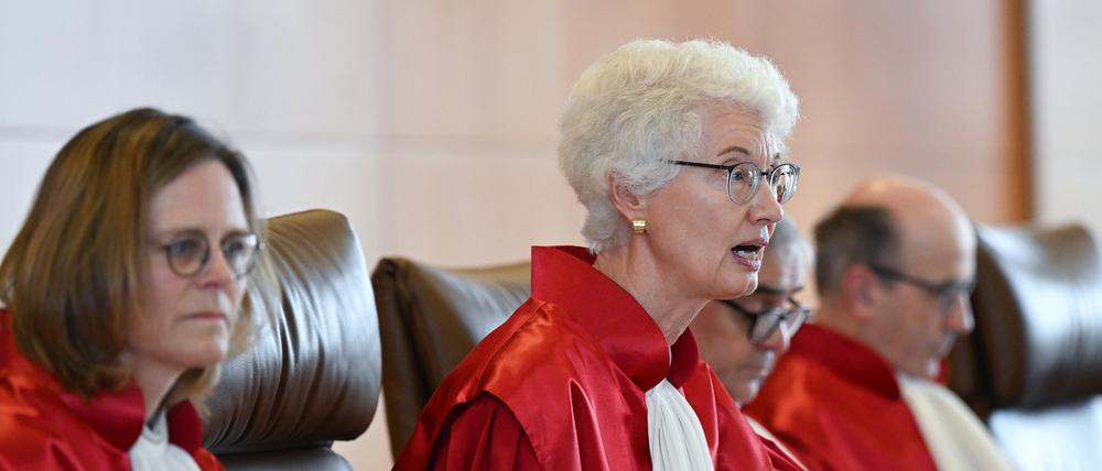 Doris König (m), die Vorsitzende des Zweiten Senats des Bundesverfassungsgerichts, spricht bei einer mündlichen Verhandlung. Links sitzt die Richterin Astrid Wallrabenstein. 