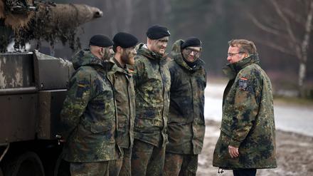 Truppenbesuch vergangenes Jahr in Augustdorf: Das Heer steht im Zentrum der Streitkräftereform, die Boris Pistorius an diesem Donnerstag vorstellt.