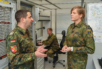 Oberstleutnant Anastasia Biefang (r) und ihr Vorgänger Oberstleutnant Thorsten Niemann. Foto: Patrick Pleul/dpa-Zentralbild/dpa