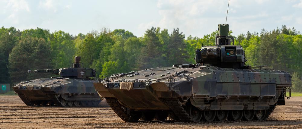 Pumas bei einer Übung: Die Schützenpanzer gelten als Paradebeispiel für teure und langwierige Spezialanfertigungen im Auftrag der Bundeswehr.