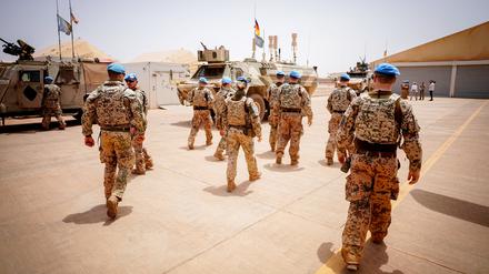 Bundeswehr-Soldaten verlassen ihren Stützpunkt im Mali.
