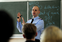 Ein Jugendoffizier der Bundeswehr spricht in der Schule. Wenn es nach der Berliner SPD geht, soll es das nicht mehr geben. Foto: Norbert Millauer/dapd
