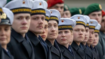Bundeswehr-Rekruten stehen beim feierlichen Gelöbnis bei der Vereidigungs-Zeremonie im Hafen. 68 neue Soldatinnen und Soldaten der Marinetechnikschule Parow sind vereidigt worden.