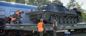 Eine Bergepanzer vom Typ Leopard 1 wird bei einer Übung auf einen Güterwagen verladen.