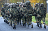 Bundeswehrsoldaten in der Grundausbildung marschieren. (Symbolbild) Foto: Stefan Sauer/ZB/dpa