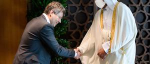 Kotau in Katar? Robert Habeck, Bundesminister für Wirtschaft und Klimaschutz, und Scheich Mohammed bin Hamad bin Kasim al-Abdullah Al Thani, Minister für Handel und Industrie von Katar, 2022 am Persischen Golf. 