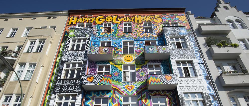 Kunstvoll bemalt ist am 24.08.2016 in Berlin das Hotel «Happy Go Lucky» am Stuttgarter Platz. Dem Bezirk ist der Schriftzug unter dem Dach «Happy go lucky hearts» ein Dorn im Auge. Nach Aussage der Verwaltung sei das eine nicht genehmigte Werbung, die beseitigt werden müsse. Foto: Paul Zinken/dpa +++(c) dpa - Bildfunk+++