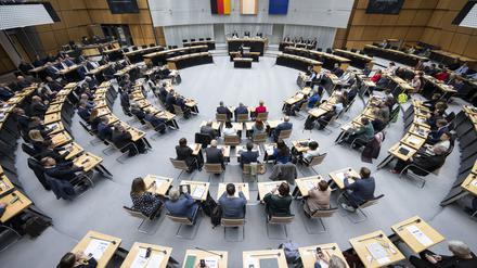 Die Abgeordneten sitzen im Plenarsaal des Berliner Abgeordnetenhauses.