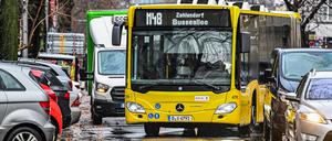 Schon heute kämpft die BVG mit Verspätungen, weil Busse im Stau feststecken.