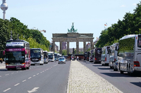 Rollender Protest: 300 Reisebusse sind am Mittwoch durch Berlin gefahren. Foto: DAVIDS/Sven Darmer