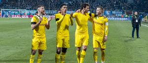 Die Dortmunder Profis feiern den Einzug ins Pokal-Viertelfinale.