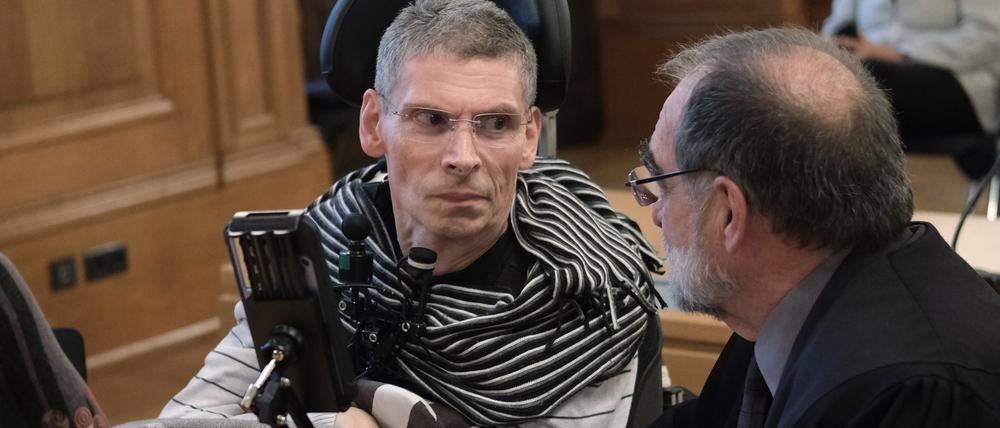 Harald Mayer, durch Multiple Sklerose komplett bewegungsunfähig, sitzt neben Robert Roßbauch, Rechtsanwalt, in einem Saal des Bundesverwaltungsgerichtes (BVerwG). Mayer wünscht sich Sterbehilfe.  