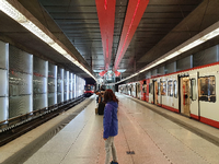 Die roten Leuchtstreifen an der Decke zeigen einfahrende (Lauflicht, links) bzw. stehende Züge (Dauerlicht, rechts) an. Foto: Jörn Hasselmann